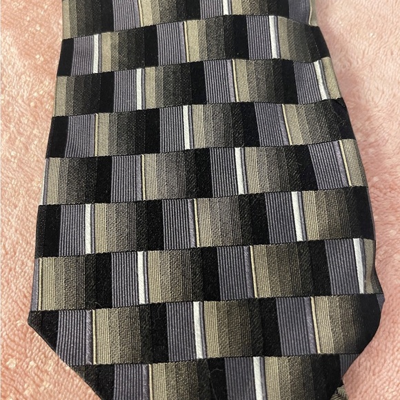 Elegant Black and Green Checkered Tie - Picture 2 of 7